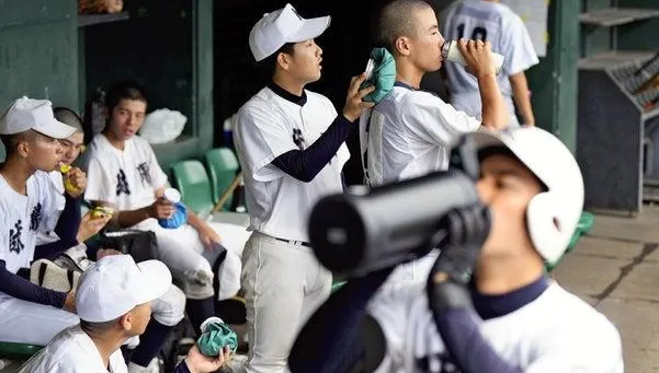 甲子園開打防高溫酷暑！各校傳統黑釘鞋成絕響