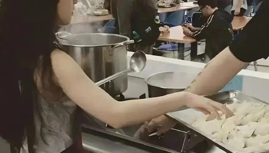 趙露思在台念大學過往被翻出　清純背影賣餛飩引熱議