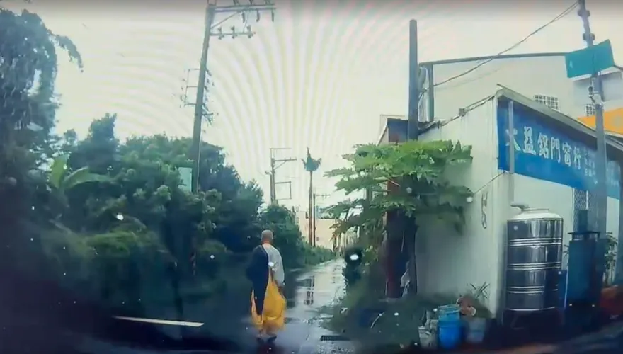 趁豪雨變身「黃色小飛俠」闖民宅　慣竊穿雨衣活該遭逮