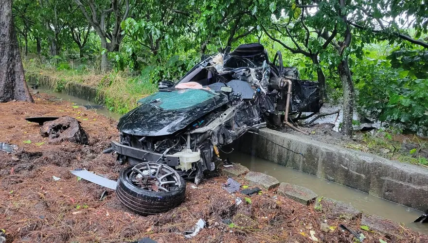 大雨中閃公車撞石墩！二林車解體1死1重傷　駕駛噴飛斷肢亡