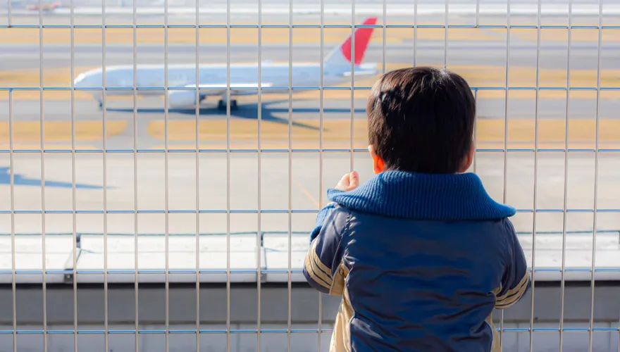 這款父母！10歲兒護照過期　離譜家長將他「丟包機場」爽登機