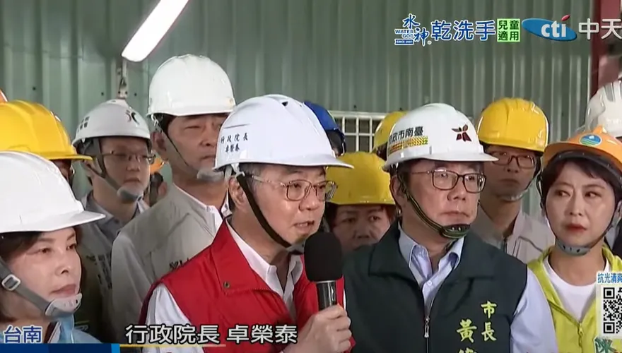 要80歲老翁爬屋頂？台南災民當卓榮泰面喊：噴口水的不用來