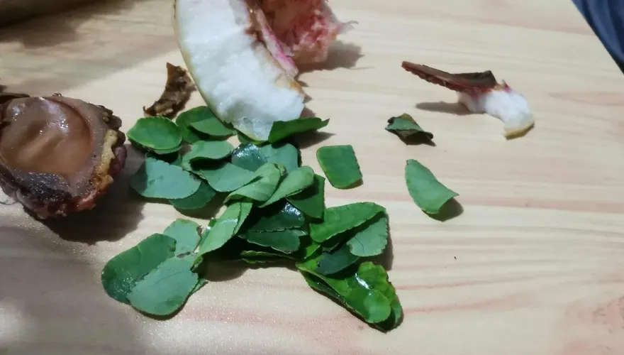 驚！陸女咬開桃子驚藏新鮮樹葉　網笑翻：把人家房子吃了