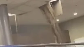 超噁！美機場天花板大量「咖啡色污水」傾洩而下　散發陣陣惡臭
