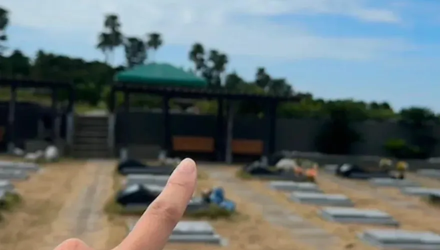 在大S墓地直播！台籍網紅過往被挖：是張蘭粉絲