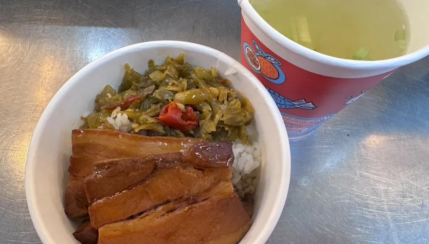 好市多台味新品焢肉飯蘿蔔湯　網友：口口入味酸菜下飯