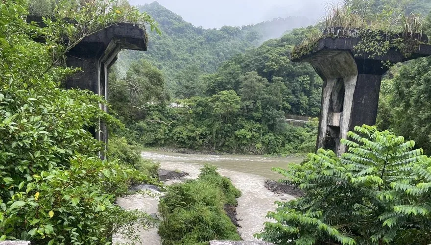 烏來午後豪雨南勢溪暴漲　17師生溯溪受困平安脫困