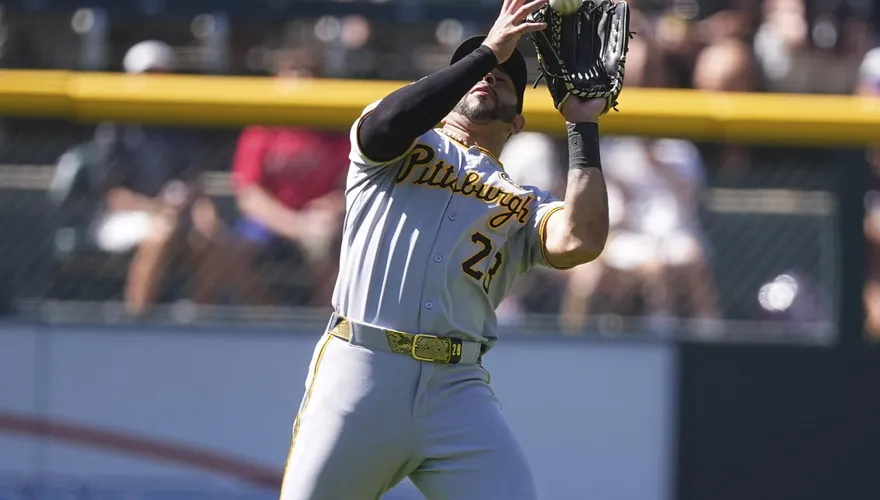 MLB/海盜外野手謎樣傳球　「傳偏又傳軟」球迷看傻