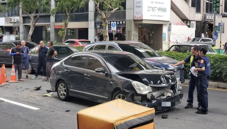 北市大安區轎車暴衝連撞5車　機車騎士吐血夾困車底