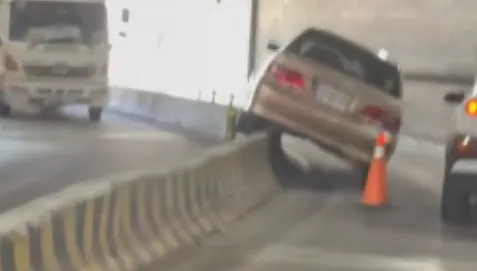 影/怎麼開的？台南地下道轎車騎上護欄　網：三寶就是狂