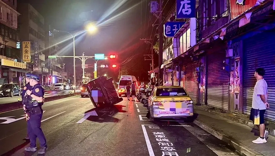 北市三寶車深夜連撞3車　轎車側翻躺路中駕駛送醫