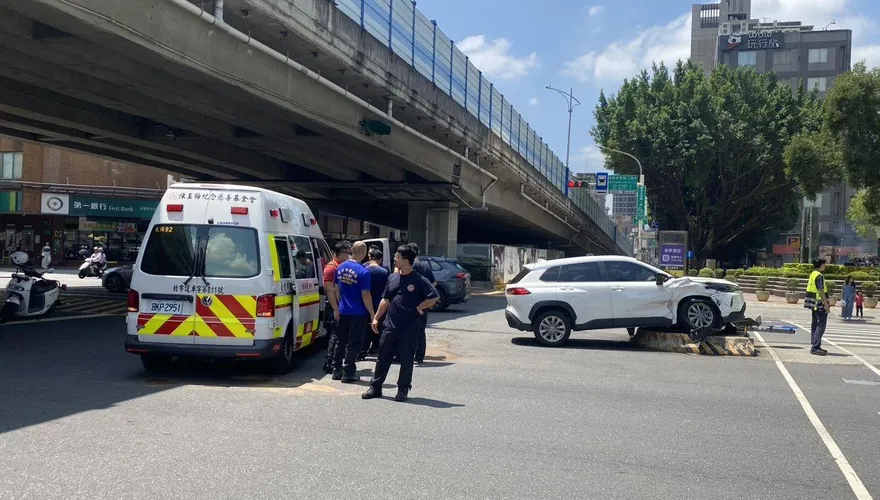 影/北市救護車載病患「跟計程車相撞」！3人送醫