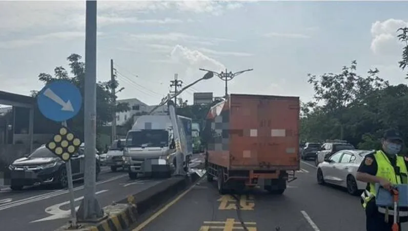 尷尬！大榮貨運過彎撞歪燈桿、倒塌砸壞新竹貨運物流車