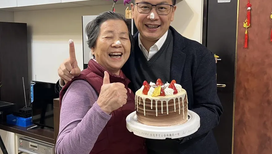 母遭綠側翼影射助盧秀燕「擺拍」！ 羅智強嗆：羞辱我媽絕不姑息