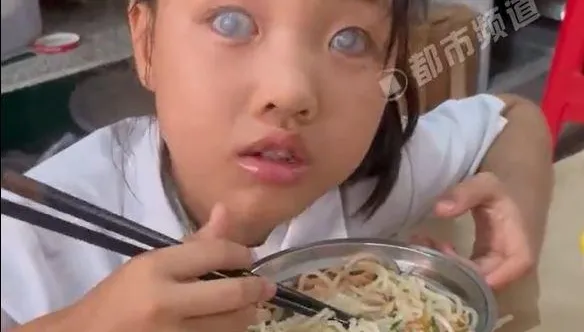 陸2歲童基因突變失明！一句「我何時能看到這個世界」母親淚崩