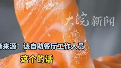 陸女吃到飽狂拿百片鮭魚…塞完吐又繼續吃　網：用生命占便宜