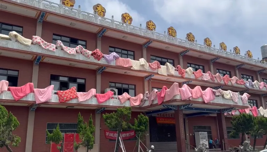 影/放晴了！伸港福安宮「曬一排棉被」　畫面超壯觀