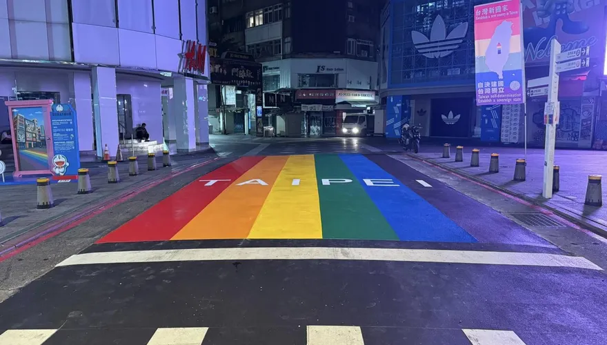 西門町知名景點「6號彩虹」凌晨完工　TAIPEI字樣轉向