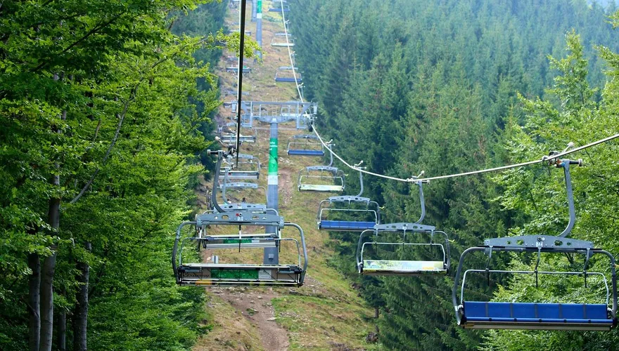 影/空中驚魂！俄國風景區纜車鋼繩斷裂　遊客摔入水中至少10傷