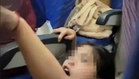 影/他還是孩子！搭機遭童狂頂椅背…陸女抗議反遭熊孩一家圍毆