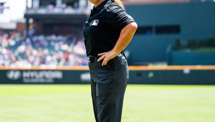 MLB/首位女裁判正式登場！鮑爾任一壘審：美夢成真
