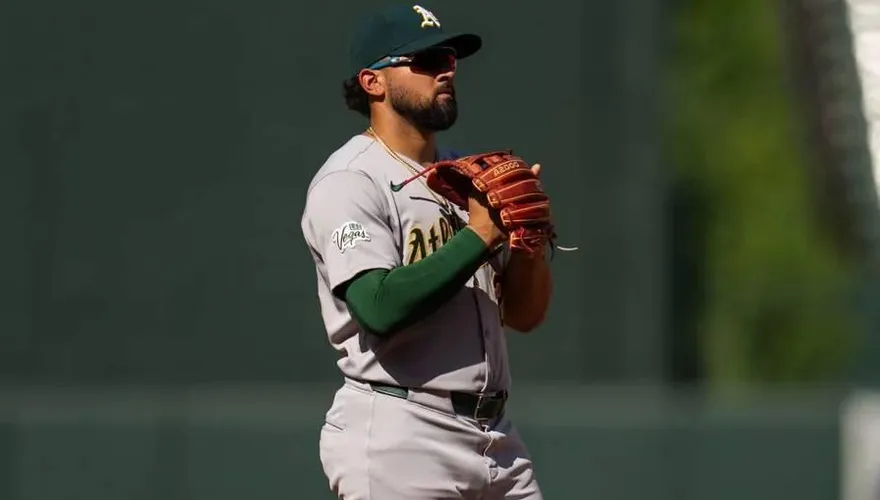 MLB/史上首見！運動家野手單場「左右手互換」秀超狂守備