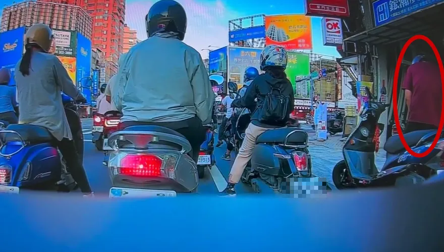 台南超狂騎士停紅燈跳車「路邊撒尿」！離譜畫面全被拍下