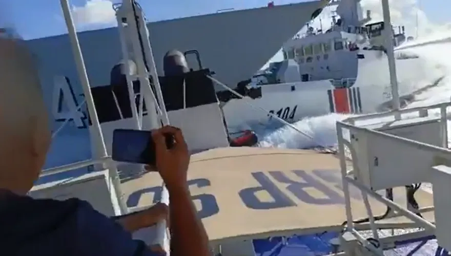 影/碰撞瞬間曝！陸海警船追逐菲船　與自家海軍052D桂林艦互撞