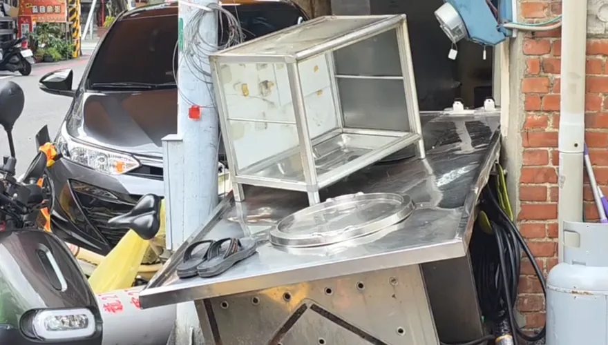 影/嘉義市區驚魂一瞬！轎車暴衝撞進店家　駕駛一度意識不清