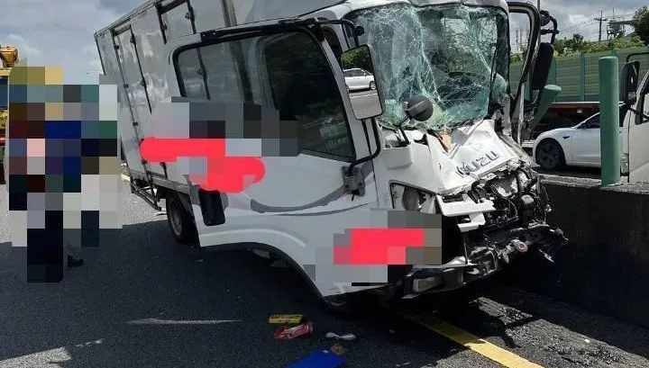 國1大小貨車撞擊！車頭全毀變V字型　駕駛還一度受困