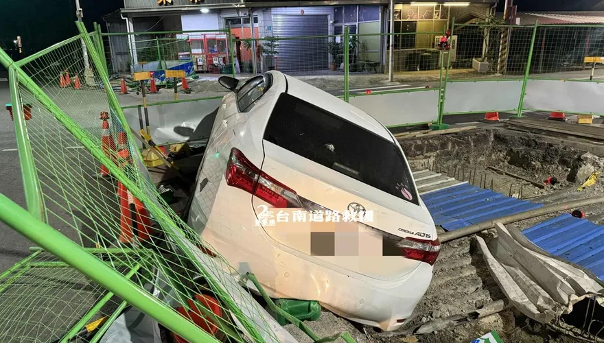 台南學甲轎車狂衝陷入工地　駕駛酒駕又吸毒