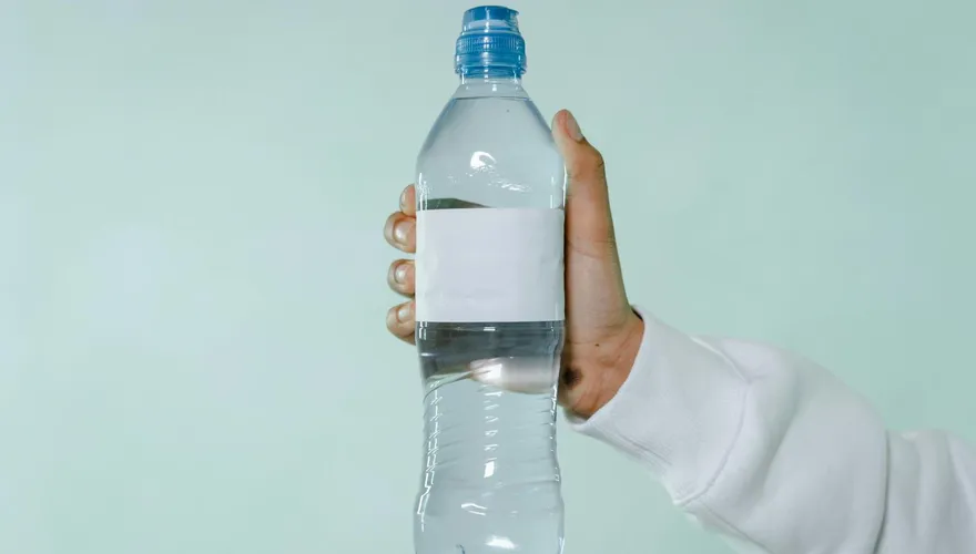 塑膠瓶裝水曬過別喝！哈佛研究：恐增糖尿病、不孕風險