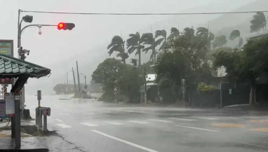 楊柳颱風發威！18縣市猛轟豪大雨　4地紅色警戒