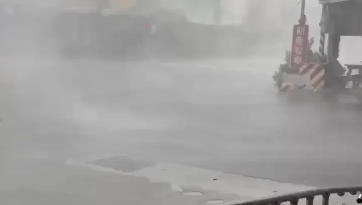 影/楊柳颱風眼撞進台東！「超商秒變避難所」擋狂風暴雨