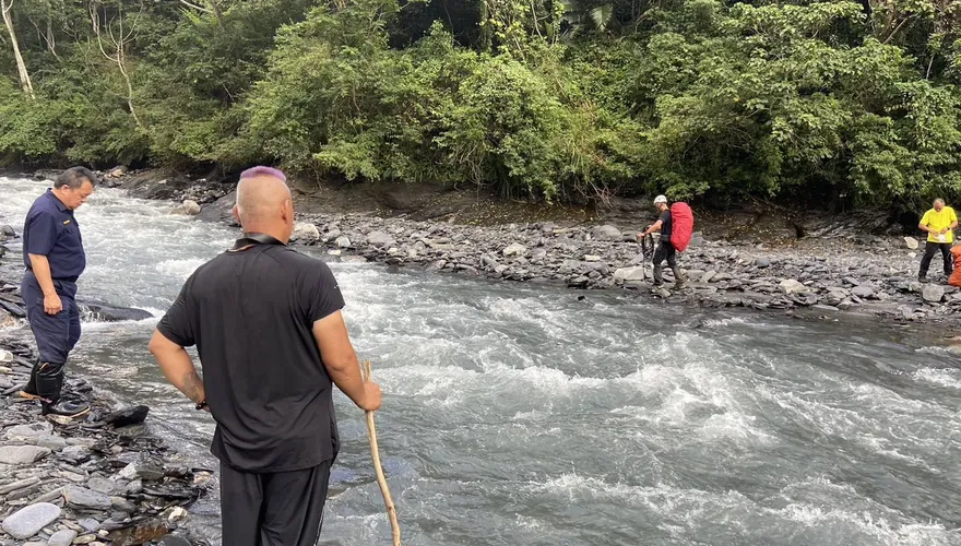 影/6人登山遇溪水暴漲受困　南投仁愛警冒險渡溪救援