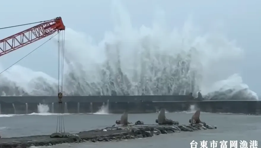 嚇人！台東富岡漁港掀「超大巨浪」　震撼畫面曝光
