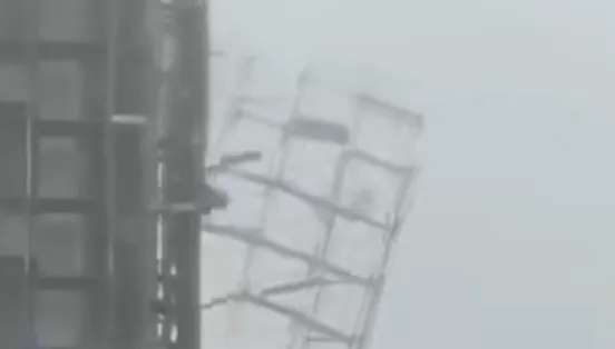 台東狂風暴雨肆虐！社宅鷹架崩垮驚悚畫面曝光