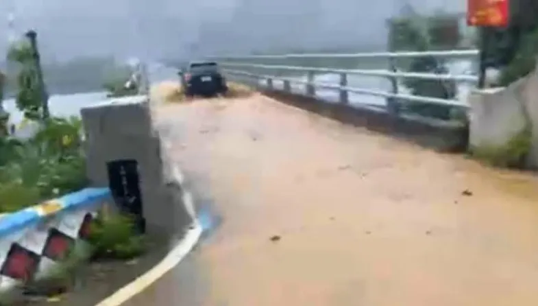 楊柳颱風襲台！花蓮卓富大橋遭泥流吞噬