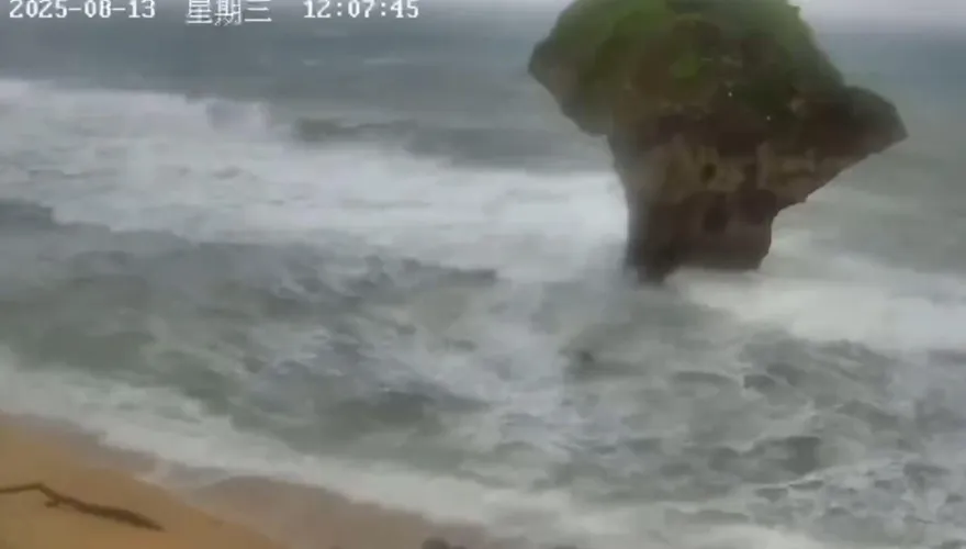 影/楊柳颱風挾強風！小琉球花瓶岩「鏡頭君」被吹倒