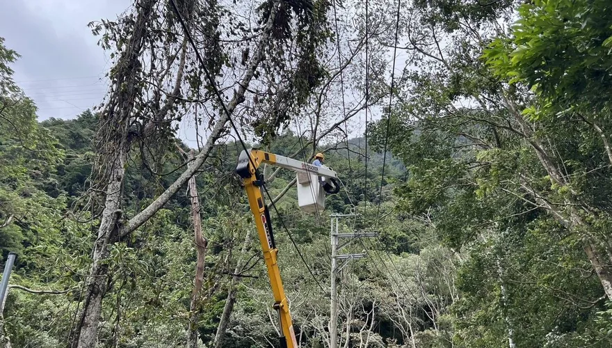 楊柳颱風襲台中和平！電線遭強風吹斷　近4千戶受影響