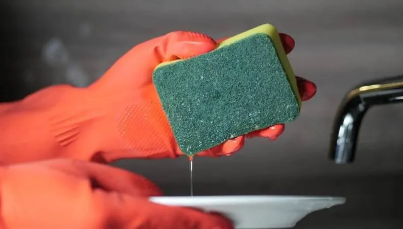 科技海綿暗藏危機　研究：每月恐釋出數兆塑膠微粒