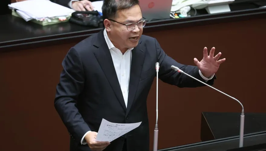 王義川「粉底液」掀綠營內戰　范琪斐：連一點反省聲音容不下