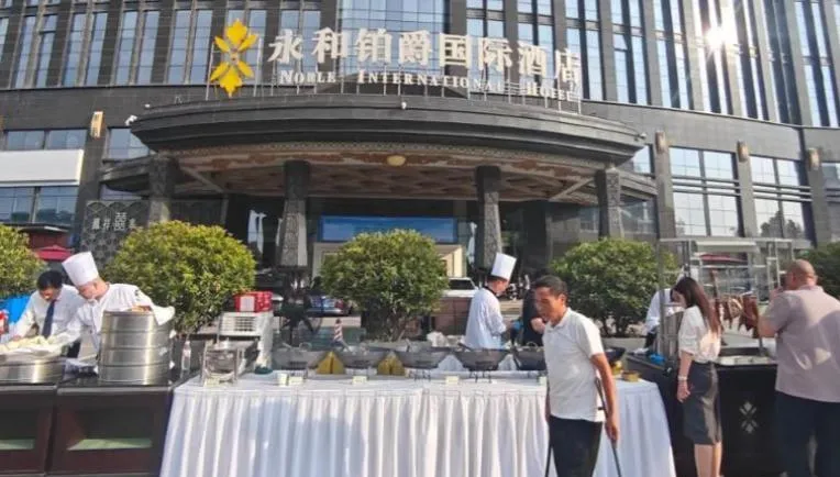 消費降級求生！陸五星飯店掀「擺攤潮」　滷鴨、乳鴿衝營收