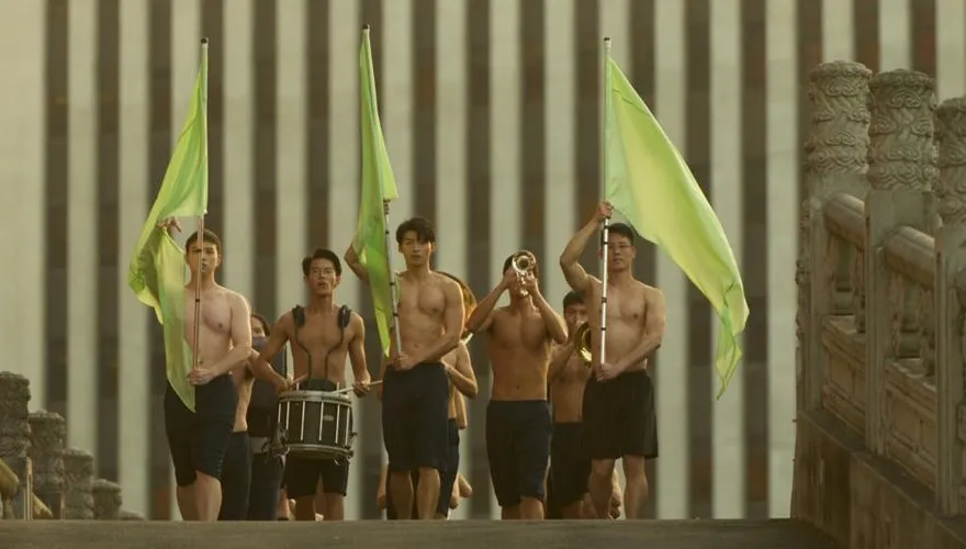 《進行曲》上映倒數！鮮肉裸身吹喇叭超養眼　黃牛價炒3倍驚動文化部