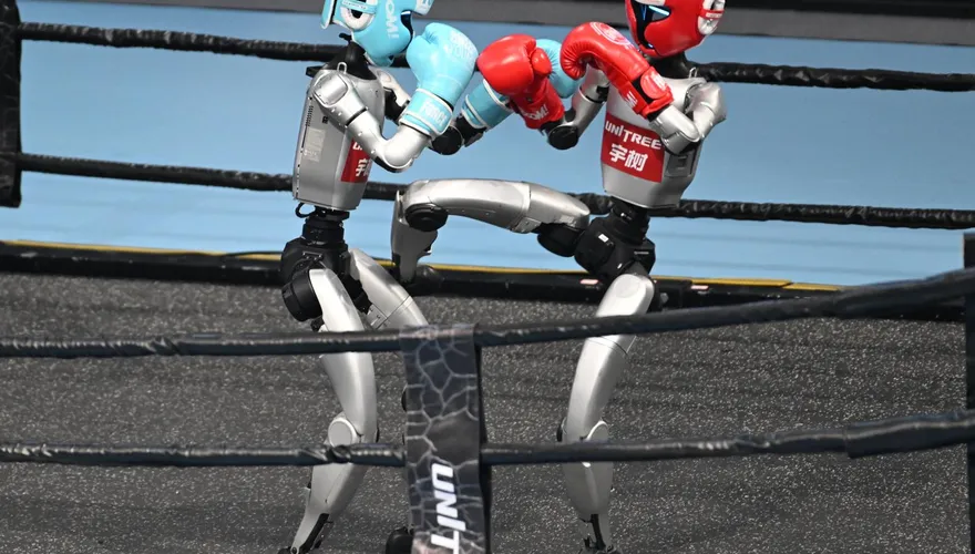 人形機器人運動會北京登場　500多名「選手」秀武術、踢球