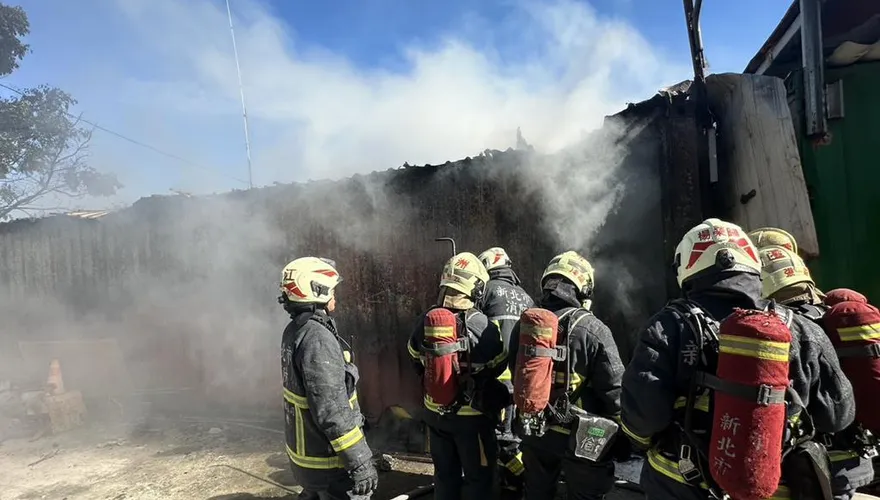 新北環堤大道貨櫃屋倉庫突燒起來　消防緊急射水滅火