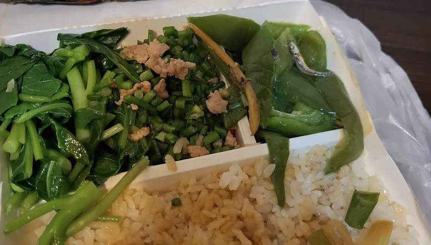 高雄自助餐1魚3菜結帳280元　網：颱風菜價是天花板