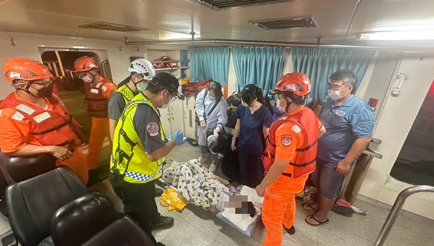 影/颱風天海象惡劣仍出勤　高雄海巡2度送小琉球病患就醫