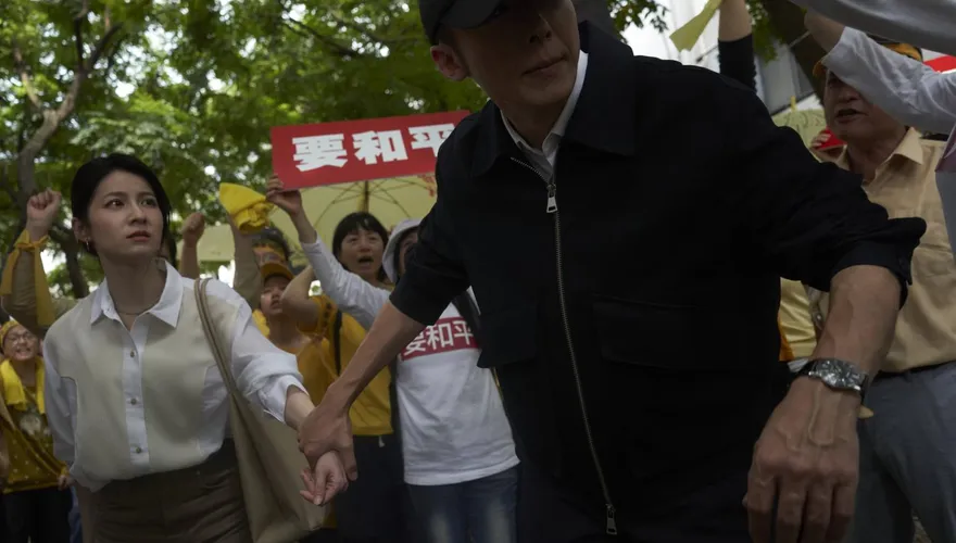 連俞涵狂K黑衣人打太猛急喊卡　和高橋一生談戀愛羞喊：愛情不用翻譯