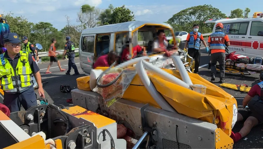 影/嘉義民和國中棒球隊國道車禍！8人受困消防搶救送醫